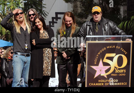 Les membres de la famille de Roy Orbison, de gauche, Alex Orbison, Westly Orbison, Barbara Orbison Roy Orbison et réagir aux commentaires par l'acteur Dan Akroyd (R) en face de l'immeuble que le Capitol Records fin Roy Orbison est honorée avec le 2400 ème étoile sur le Hollywood Walk of Fame à Los Angeles le 29 janvier 2010. UPI/Jim Ruymen Banque D'Images