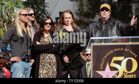 Les membres de la famille de Roy Orbison, de gauche, Alex Orbison, Westly Orbison, Barbara Orbison Roy Orbison et réagir aux commentaires par l'acteur Dan Akroyd (R) en face de l'immeuble que le Capitol Records fin Roy Orbison est honorée avec le 2400 ème étoile sur le Hollywood Walk of Fame à Los Angeles le 29 janvier 2010. UPI/Jim Ruymen Banque D'Images