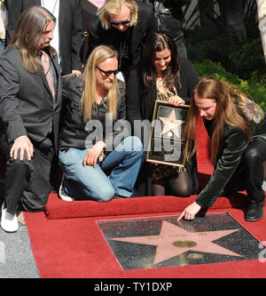 Les membres de la famille de Roy Orbison, de gauche, Westly Orbison, Alex Orbison, Barbara Orbison Roy Orbison et se rassembler devant le bâtiment de Capitol Records comme la fin Roy Orbison est honorée avec le 2400 ème étoile sur le Hollywood Walk of Fame à Los Angeles le 29 janvier 2010. UPI/Jim Ruymen Banque D'Images