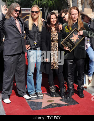 Les membres de la famille de Roy Orbison, de gauche, Westly Orbison, Alex Orbison, Barbara Orbison Roy Orbison et se rassembler devant le bâtiment de Capitol Records comme la fin Roy Orbison est honorée avec le 2400 ème étoile sur le Hollywood Walk of Fame à Los Angeles le 29 janvier 2010. UPI/Jim Ruymen Banque D'Images