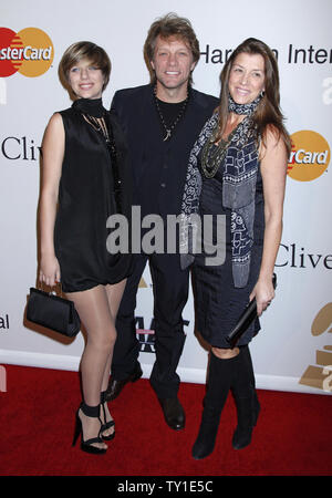 Jon Bon Jovi (C), son épouse Dorothea Hurley (R) et sa fille Stephanie Rose arrivent sur le tapis rouge avant l'assemblée annuelle Gala Pre-Grammy Clive Davis à Beverly Hills, Californie le 30 janvier 2010. (UPI/David Silpa) Banque D'Images