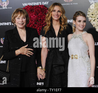 Actrices Shirley MacLaine, Julia Roberts et Emma Roberts (L-R), les acteurs dans le film comédie romantique 'Valentine's Day', arrive pour la première du film au Grauman's Chinese Theatre dans la section Hollywood de Los Angeles le 8 février 2010. UPI/Jim Ruymen Banque D'Images