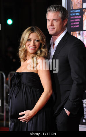L'acteur Eric Dane, un acteur dans la motion picture comédie romantique 'Valentine's Day', arrive pour la première du film avec son épouse, l'actrice Rebecca Gayheart au Grauman's Chinese Theatre dans la section Hollywood de Los Angeles le 8 février 2010. UPI/Jim Ruymen Banque D'Images