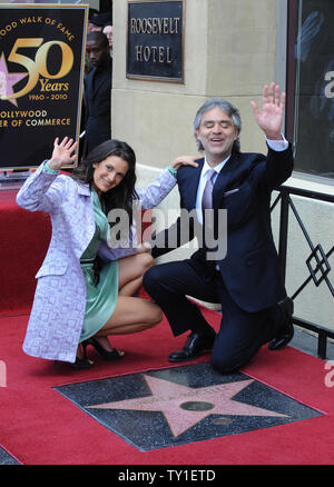 Ténor italien Andrea Bocelli et Vernoica Berti célébrer au cours d'une cérémonie de dévoilement d'honorer avec le 2,402ème étoile sur le Hollywood Walk of Fame à Los Angeles le 2 mars 2010. UPI/Jim Ruymen Banque D'Images