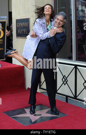 Ténor italien Andrea Bocelli et Vernoica Berti célébrer au cours d'une cérémonie de dévoilement d'honorer avec le 2,402ème étoile sur le Hollywood Walk of Fame à Los Angeles le 2 mars 2010. UPI/Jim Ruymen Banque D'Images