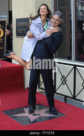 Ténor italien Andrea Bocelli et Vernoica Berti célébrer au cours d'une cérémonie de dévoilement d'honorer avec le 2,402ème étoile sur le Hollywood Walk of Fame à Los Angeles le 2 mars 2010. UPI/Jim Ruymen Banque D'Images