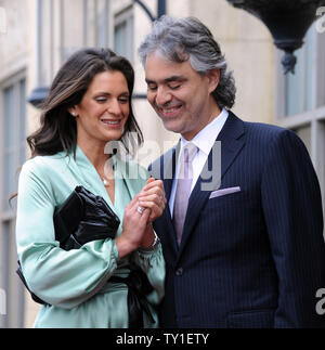 Ténor italien Andrea Bocelli (R) et Vernoica Berti participer à une cérémonie de dévoilement où Bocelli a été honoré avec le 2,402ème étoile sur le Hollywood Walk of Fame à Los Angeles le 2 mars 2010. UPI/Jim Ruymen Banque D'Images