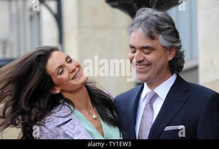 Ténor italien Andrea Bocelli (R) et Vernoica Berti participer à une cérémonie de dévoilement où Bocelli a été honoré avec le 2,402ème étoile sur le Hollywood Walk of Fame à Los Angeles le 2 mars 2010. UPI/Jim Ruymen Banque D'Images