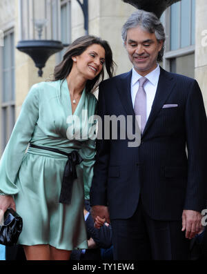 Ténor italien Andrea Bocelli (R) et Vernoica Berti participer à une cérémonie de dévoilement où Bocelli a été honoré avec le 2,402ème étoile sur le Hollywood Walk of Fame à Los Angeles le 2 mars 2010. UPI/Jim Ruymen Banque D'Images