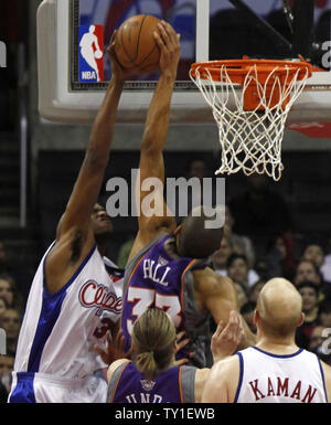 Phoenix Suns avant Grant Hill (R) bloque le tir de Los Angeles Clippers Travis Outlaw avant au cours du deuxième trimestre de leur jeu au Staples Center de Los Angeles le 3 mars 2010. Battre Phoenix Los Angeles 127-101. UPI/David Silpa Banque D'Images