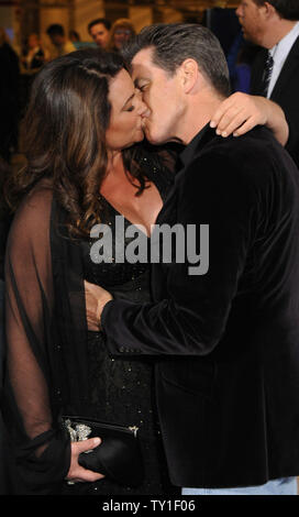 L'acteur Pierce Brosnan et sa femme Keely Shaye Smith baiser qu'ils arrivent à la 25e annual Film Independent Spirit Awards à Los Angeles le 5 mars 2010. UPI/Jim Ruymen Banque D'Images