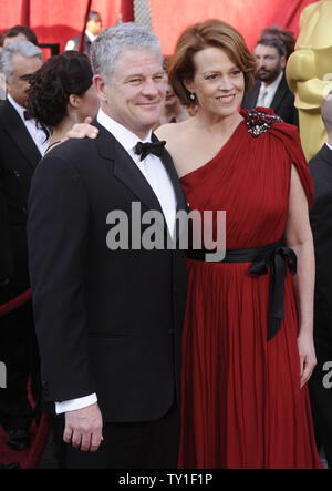 L'actrice Sigourney Weaver et son mari Jim Simpson arrivent sur le tapis rouge à la 82e soirée des Oscars à Hollywood le 7 mars 2010. UPI/Phil McCarten Banque D'Images