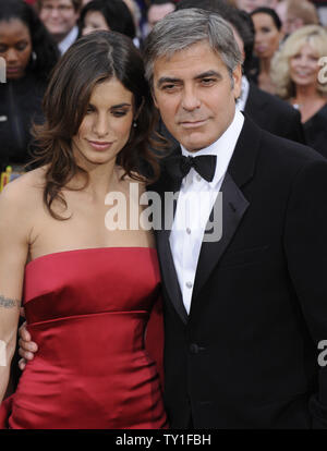 Pour le meilleur acteur dans un rôle de chef de George Clooney et sa compagne Elisabetta Canalis arrivent sur le tapis rouge à la 82e soirée des Oscars à Hollywood le 7 mars 2010. UPI/Phil McCarten Banque D'Images