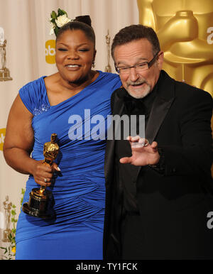 Meilleur second rôle féminin gagnant Mo'Nique apparaît backstage avec l'acteur Robin Williams et son Oscar pour 'Precious : D'après le roman 'Push' by Sapphire' à la 82e conférence annuelle de l'Academy Awards à Hollywood le 7 mars 2010. UPI/Jim Ruymen Banque D'Images