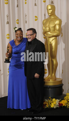 Meilleur second rôle féminin gagnant Mo'Nique apparaît backstage avec son Oscar et Robin Willams à la 82e annuelle des Academy Awards à Hollywood le 7 mars 2010. UPI/Phil McCarten Banque D'Images