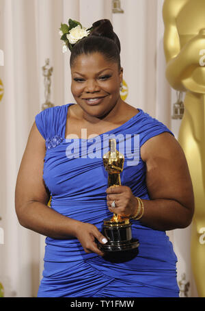 Meilleur second rôle féminin gagnant Mo'Nique apparaît backstage avec son Oscar pour 'Precious : D'après le roman 'Push' by Sapphire' à la 82e conférence annuelle de l'Academy Awards à Hollywood le 7 mars 2010. UPI/Phil McCarten Banque D'Images