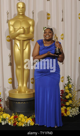 Meilleur second rôle féminin gagnant Mo'Nique apparaît backstage avec son Oscar pour 'Precious : D'après le roman 'Push' by Sapphire' à la 82e conférence annuelle de l'Academy Awards à Hollywood le 7 mars 2010. UPI/Phil McCarten Banque D'Images