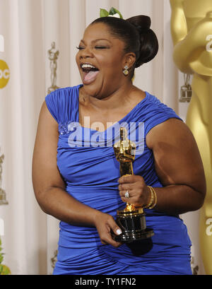 Meilleur second rôle féminin gagnant Mo'Nique apparaît backstage avec son Oscar pour 'Precious : D'après le roman 'Push' by Sapphire' à la 82e conférence annuelle de l'Academy Awards à Hollywood le 7 mars 2010. UPI/Phil McCarten Banque D'Images