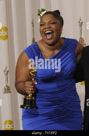 Meilleur second rôle féminin gagnant Mo'Nique apparaît backstage avec son Oscar pour 'Precious : D'après le roman 'Push' by Sapphire' à la 82e conférence annuelle de l'Academy Awards à Hollywood le 7 mars 2010. UPI/Phil McCarten Banque D'Images