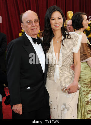 News Corp Pdg Rupert Murdoch (L) et épouse Wendi Deng arrivent à la 82e conférence annuelle de l'Academy Awards à Hollywood le 7 mars 2010. UPI/Jim Ruymen Banque D'Images