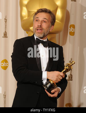 Meilleur acteur de soutien gagnant Christoph Waltz tient son backstage Oscar à la 82e soirée des Oscars à Hollywood le 7 mars 2010. UPI/Jim Ruymen Banque D'Images