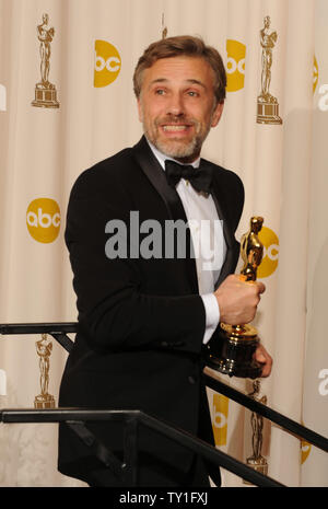 Meilleur acteur de soutien gagnant Christoph Waltz tient son backstage Oscar à la 82e soirée des Oscars à Hollywood le 7 mars 2010. UPI/Jim Ruymen Banque D'Images