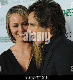 Ben Stiller, un acteur dans la comédie du cinéma 'Greenberg', assiste à la première du film avec son épouse, l'actrice Christine Taylor à Los Angeles le 18 mars 2010. UPI/Jim Ruymen Banque D'Images