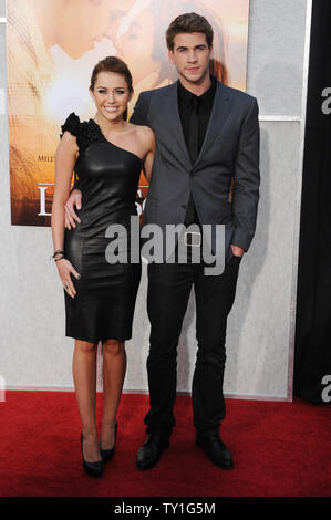 Miley Cyrus (L) et Liam Hemsworth, de l'Australie, qui co-star dans le film la dernière chanson 'Théâtre', assister à la première du film à l'Arclight Cinerama Dome à Los Angeles le 25 mars 2010. UPI/Jim Ruymen Banque D'Images