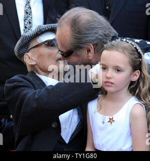 L'acteur Dennis Hopper (L) est accueilli par l'acteur Jack Nicholson, que sa fille Galen regarde lors d'une cérémonie où Hopper a été honoré avec le 2,403ème étoile sur le Hollywood Walk of Fame à Los Angeles le 26 mars 2010. Hopper a été entouré par une multitude de légendes de l'écran, de l'honorer comme il combat le cancer de la prostate. UPI/Jim Ruymen Banque D'Images