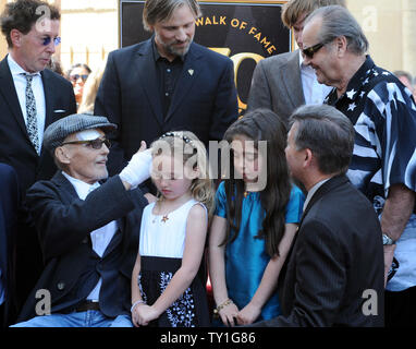 L'acteur Dennis Hopper (L) est accueilli par l'acteur Jack Nicholson, que sa fille Galen regarde lors d'une cérémonie où Hopper a été honoré avec le 2,403ème étoile sur le Hollywood Walk of Fame à Los Angeles le 26 mars 2010. Hopper a été entouré par une multitude de légendes de l'écran, de l'honorer comme il combat le cancer de la prostate. UPI/Jim Ruymen Banque D'Images