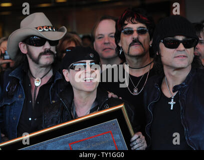 Klaus Meine (C) et MATTHIAS JABS (R) sont félicités par Lemmy Kimister de Motorhead rock band après Les Scorpions ont été intronisés dans le Hollywood Rockwalk à Los Angeles le 6 avril 2010. UPI/Jim Ruymen Banque D'Images