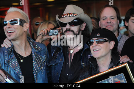 Rudolf Schenker (L) guitariste pour le groupe de rock allemand Scorpions, est félicité par Lemmy de Motorhead rock band en tant que chanteur Klaus Meine regarde sur après l'Scorpions ont été intronisés dans le Hollywood Rockwalk à Los Angeles le 6 avril 2010. UPI/Jim Ruymen Banque D'Images