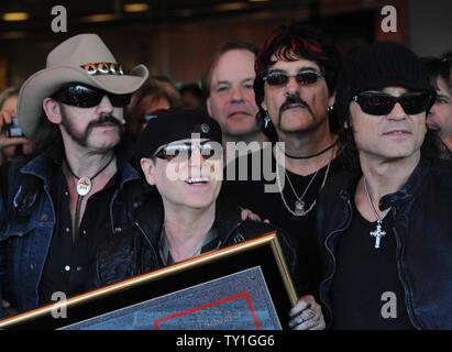 Klaus Meine (C) et MATTHIAS JABS (R) sont félicités par Lemmy Kimister de Motorhead rock band après Les Scorpions ont été intronisés dans le Hollywood Rockwalk à Los Angeles le 6 avril 2010. UPI/Jim Ruymen Banque D'Images