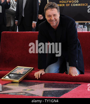 L'acteur australien Russell Crowe sauveurs du moment au cours d'une cérémonie de dévoilement d'honorer avec le 2,404ème étoile sur le Hollywood Walk of Fame à Los Angeles le 12 avril 2010. UPI/Jim Ruymen Banque D'Images