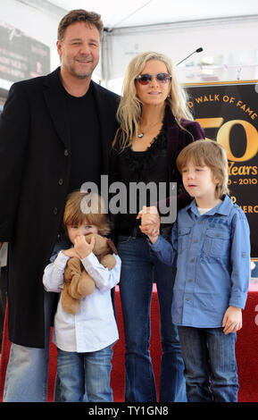 L'acteur australien Russell Crowe sauveurs le moment avec sa femme Danielle Spencer et leurs deux fils Charlie Spencer Crowe (L) et Tennyson Spencer Crowe au cours d'une cérémonie de dévoilement d'honorer avec le 2,404ème étoile sur le Hollywood Walk of Fame à Los Angeles le 12 avril 2010. UPI/Jim Ruymen Banque D'Images