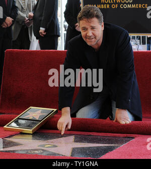 L'acteur australien Russell Crowe sauveurs du moment au cours d'une cérémonie de dévoilement d'honorer avec le 2,404ème étoile sur le Hollywood Walk of Fame à Los Angeles le 12 avril 2010. UPI/Jim Ruymen Banque D'Images