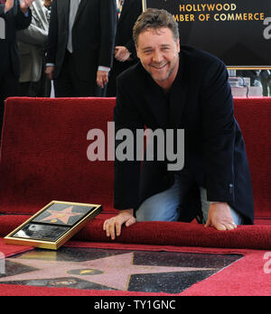 L'acteur australien Russell Crowe sauveurs du moment au cours d'une cérémonie de dévoilement d'honorer avec le 2,404ème étoile sur le Hollywood Walk of Fame à Los Angeles le 12 avril 2010. UPI/Jim Ruymen Banque D'Images