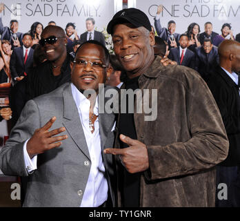 Martin Lawrence (L) et Danny Glover, acteurs dans la motion picture comédie 'la mort à un enterrement", assister à la première du film à l'Arclight Cinerama Dome à Los Angeles le 12 avril 2010. UPI/Jim Ruymen Banque D'Images