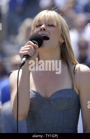 LeAnn Rimes chante l'hymne national avant les Dodgers de Los Angeles et l'Arizona Diamond dos date d'ouverture jeu en ligue majeure de baseball au Dodger Stadium à Los Angeles le 13 avril 2010. UPI/Phil McCarten Banque D'Images