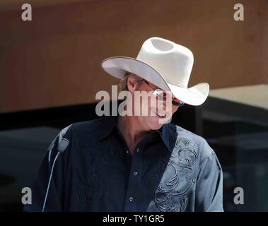 La chanteuse de country Alan Jackson sauveurs du moment au cours d'une cérémonie de dévoilement d'honorer avec le 2,405ème étoile sur le Hollywood Walk of Fame à Los Angeles le 16 avril 2010. UPI/Jim Ruymen Banque D'Images