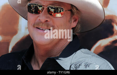 La chanteuse de country Alan Jackson sauveurs du moment au cours d'une cérémonie de dévoilement d'honorer avec le 2,405ème étoile, vue reflétée dans ses lunettes, sur le Hollywood Walk of Fame à Los Angeles le 16 avril 2010. UPI/Jim Ruymen Banque D'Images