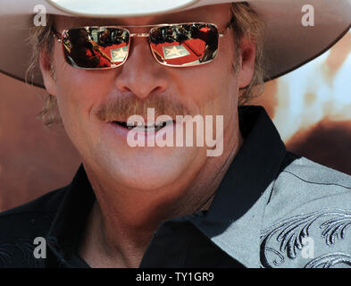 La chanteuse de country Alan Jackson sauveurs du moment au cours d'une cérémonie de dévoilement d'honorer avec le 2,405ème étoile, vue reflétée dans ses lunettes, sur le Hollywood Walk of Fame à Los Angeles le 16 avril 2010. UPI/Jim Ruymen Banque D'Images