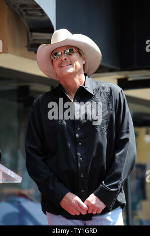 La chanteuse de country Alan Jackson sauveurs du moment au cours d'une cérémonie de dévoilement d'honorer avec le 2,405ème étoile sur le Hollywood Walk of Fame à Los Angeles le 16 avril 2010. UPI/Jim Ruymen Banque D'Images