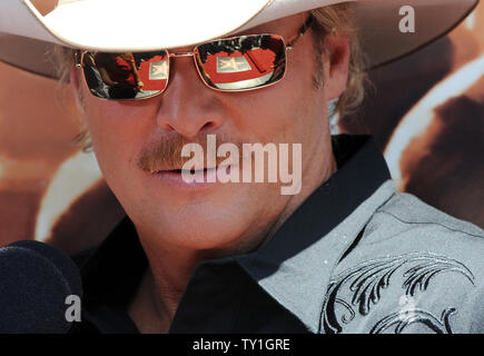 La chanteuse de country Alan Jackson sauveurs du moment au cours d'une cérémonie de dévoilement d'honorer avec le 2,405ème étoile, vue reflétée dans ses lunettes, sur le Hollywood Walk of Fame à Los Angeles le 16 avril 2010. UPI/Jim Ruymen Banque D'Images