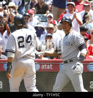 New York Yankees' Robinson Cano (24) est félicité par des Yankees de New York Alex Rodriguez, droite, après avoir tous deux obtenu dans la quatrième manche contre les Angels de Los Angeles au Angel Stadium à Anaheim, Californie le 24 avril 2010. Les Yankees ont gagné 7-1 UPI/Lori Shepler. Banque D'Images