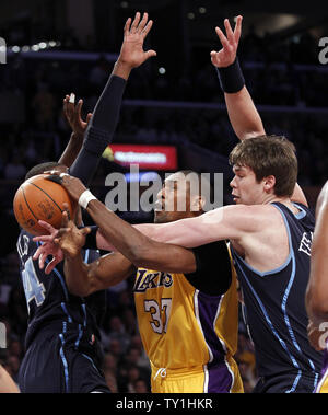 Le JUGE EN CHEF L'Utah Jazz Miles, gauche, et centre Kyrylo Fesenko, droite, essayez d'arrêter Los Angeles Lakers en avant Ron Objet fabriqué, milieu, au cours de la première moitié du match 2 de leur série demi-finale de conférence de l'Ouest au Staples Center de Los Angeles le 4 mai 2010. Les Lakers gagné . Photo UPI/Lori Shepler Banque D'Images