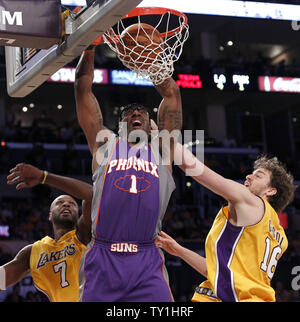 Avant Amare Stoudemire Phoenix Suns (1) dunks sur Los Angeles Lakers Lamar Odom, l'avant gauche, et Pau Gasol, droite, au cours de la première moitié de la partie 1 de la série finale de l'Ouest au Staples Center de Los Angeles le 17 mai 2010. Les Lakers gagné 128-107 . Photo UPI/Lori Shepler Banque D'Images