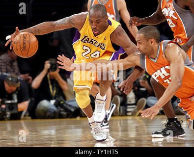 Los Angeles Lakers Kobe Bryant garde, gauche, conserve la balle loin de Phoenix Suns avant Grant Hill, droite, au cours de la première moitié de la partie 2 de la série finale de l'Ouest au Staples Center de Los Angeles le 19 mai 2010. Les Lakers gagné 124-112 . Photo UPI/Lori Shepler Banque D'Images