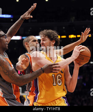 Los Angeles Lakers Pau Gasol avant, droite, est piégé par les Phoenix Suns en avant Amare Stoudemire, gauche, et Grant Hill, milieu, au cours de la deuxième moitié de Match 2 de leur série finale de l'Ouest au Staples Center de Los Angeles le 19 mai 2010. Les Lakers gagné 124-112 . Photo UPI/Lori Shepler Banque D'Images