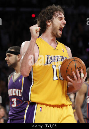 Los Angeles Lakers Pau Gasol avant célèbre comme Phoenix Suns avant Jared Dudley regarde après Los Angeles Lakers Ron Objet fabriqué avant fait la large panier à la fin du match 5 de leur série finale de conférence de l'Ouest au Staples Center de Los Angeles le 27 mai 2010. Les Lakers a battu les Suns 103-101. Photo UPI/Lori Shepler Banque D'Images